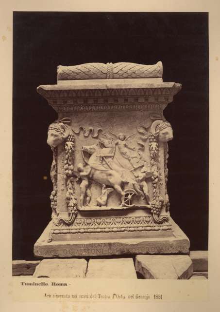 Tuminello Lodovico — Ara rinvenuta nei scavi del Teatro d'Ostia nel gennajo 1881 — insieme